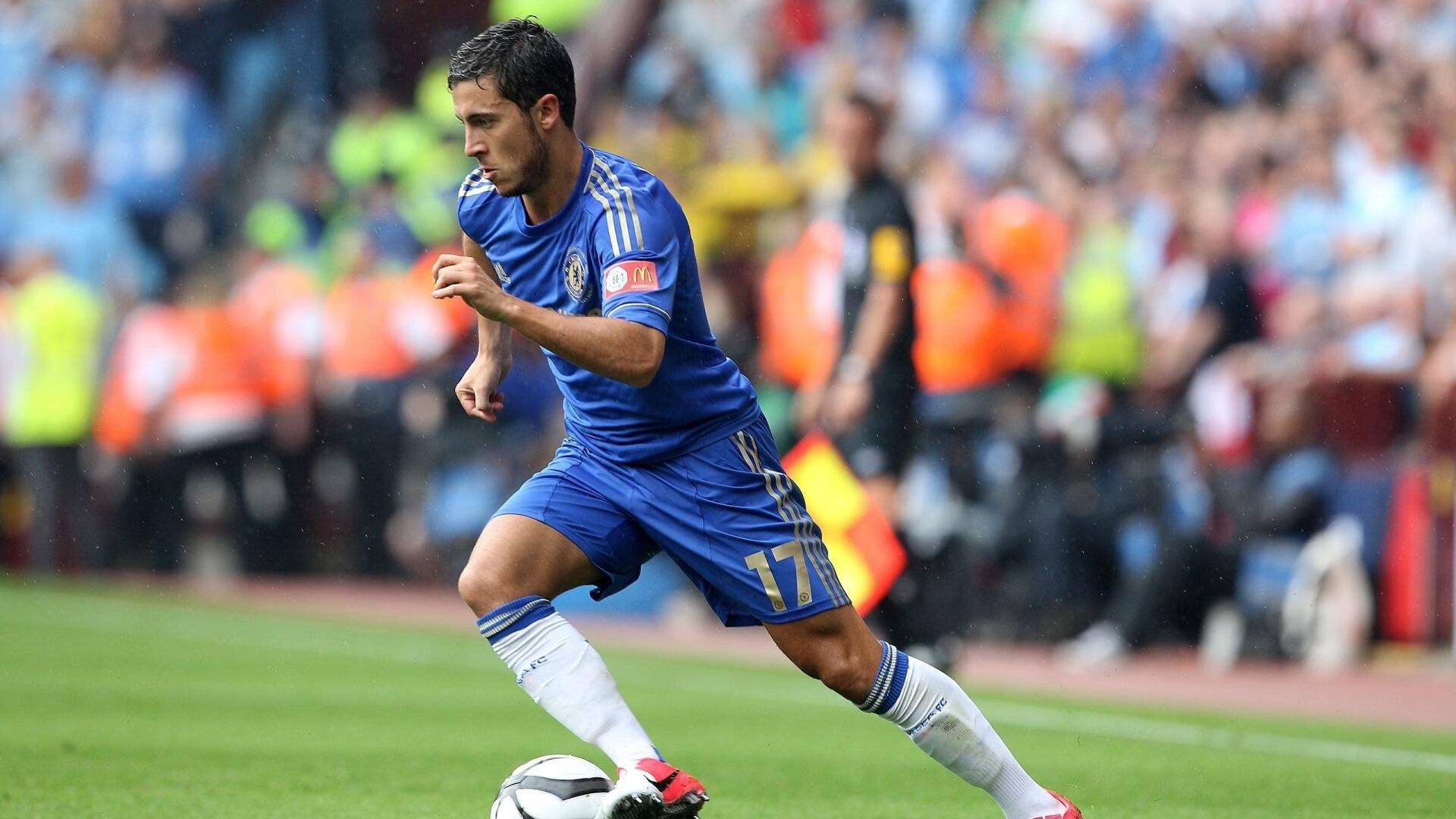 C罗训练中与小球迷互动温馨一刻,c罗小球迷感动瞬间